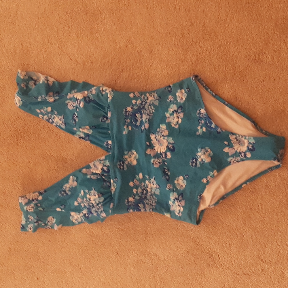 Cupshe Ruffle Floral One Piece - Picture 3 of 6